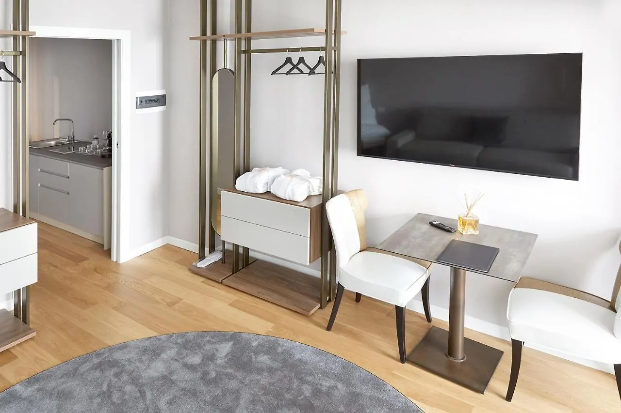 Prestige Boutique Aparthotel -Piazza Duomo ミラノ 0*,